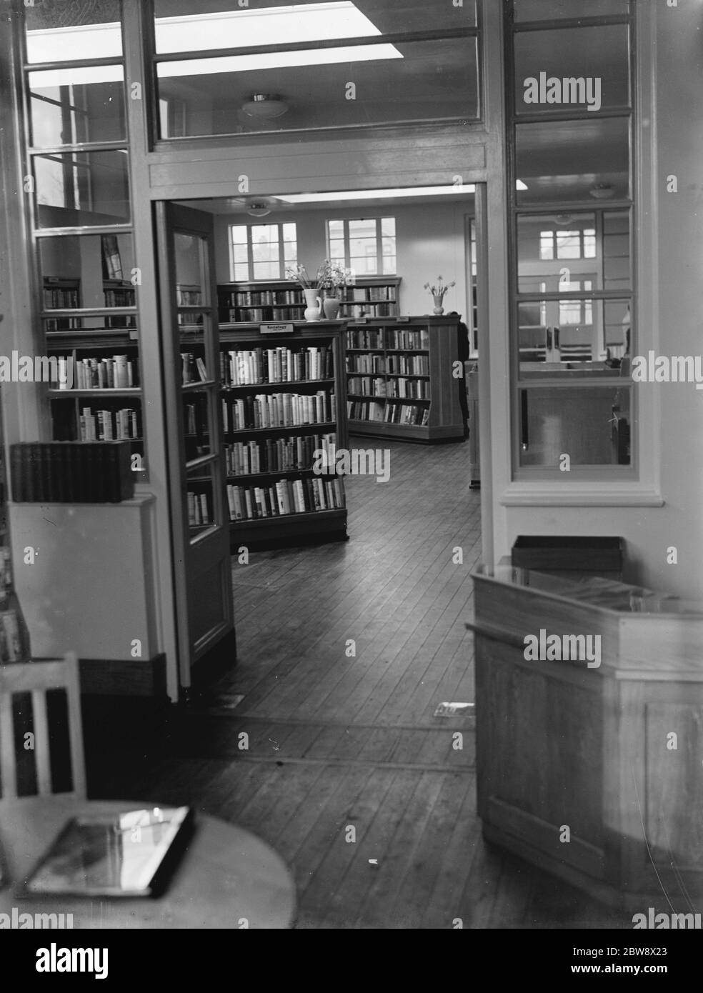 Ein Innenansicht der neuen Blackfen Library an der Cedar Avenue in Blackfen, London. 1937 Stockfoto