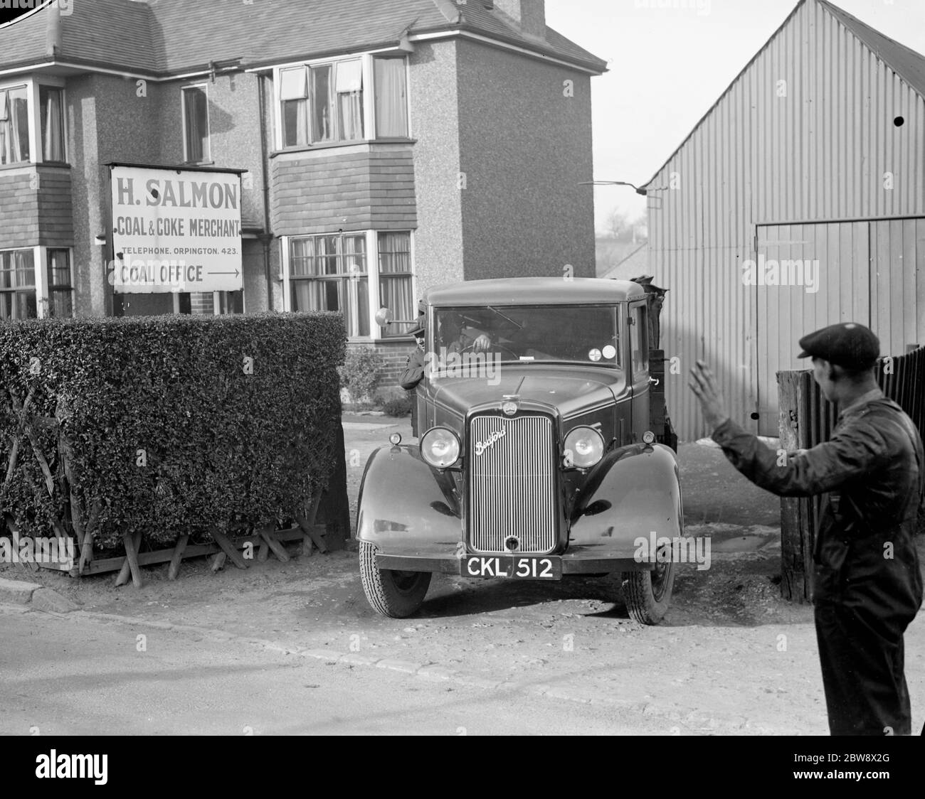 Einer der Lieferwagen von H Salmon, Kohle und Cola Merchants, in Orpington, Kent. 1936 . Stockfoto