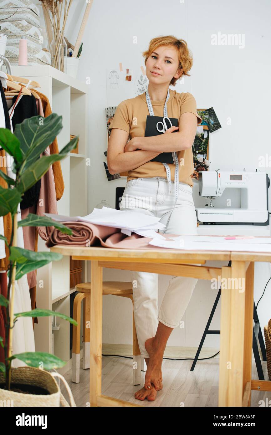 Porträt eines im Atelier stehenden Bekleidungsdesigners Stockfoto