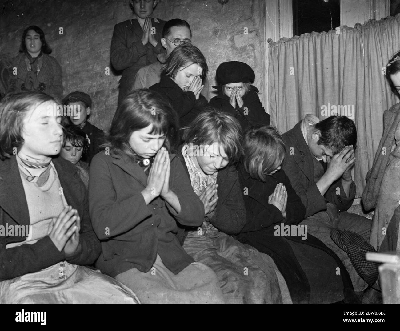 Gypsy Kinder ' s Sonntagsschule in der Kuhstall in St. Mary Cray . Kinder beten . 1939 Stockfoto