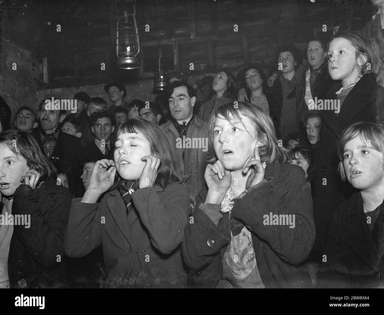 Gypsy Kinder ' s Sonntagsschule in der Kuhstall in St. Mary Cray ) . Singende Hymnen . 1939 Stockfoto