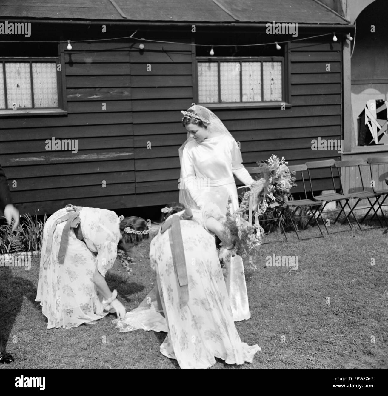 Die Hochzeit von Massey und Dunk . Die Brautjungfer sortiert die Bräute Kleid 1936 Stockfoto