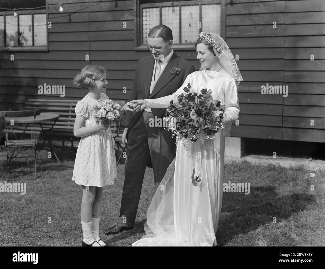 Die Hochzeit von Massey und Dunk . Stand mit einem jungen Mitglied ihrer Gäste. 1936 Stockfoto