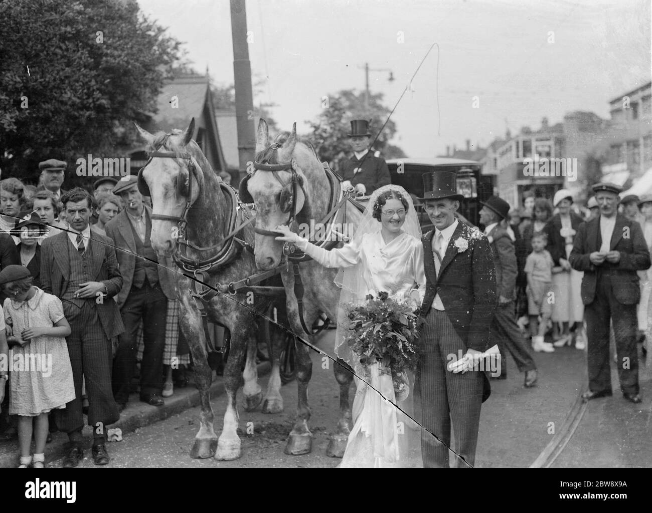 Eine alte Mode Hochzeit in Eltham Parish Kirche. Die Braut und Bräutigam stehen neben dem Pferd und Wagen, die sie zu ihrem Hochzeitsfrühstück nehmen wird. 1936 Stockfoto