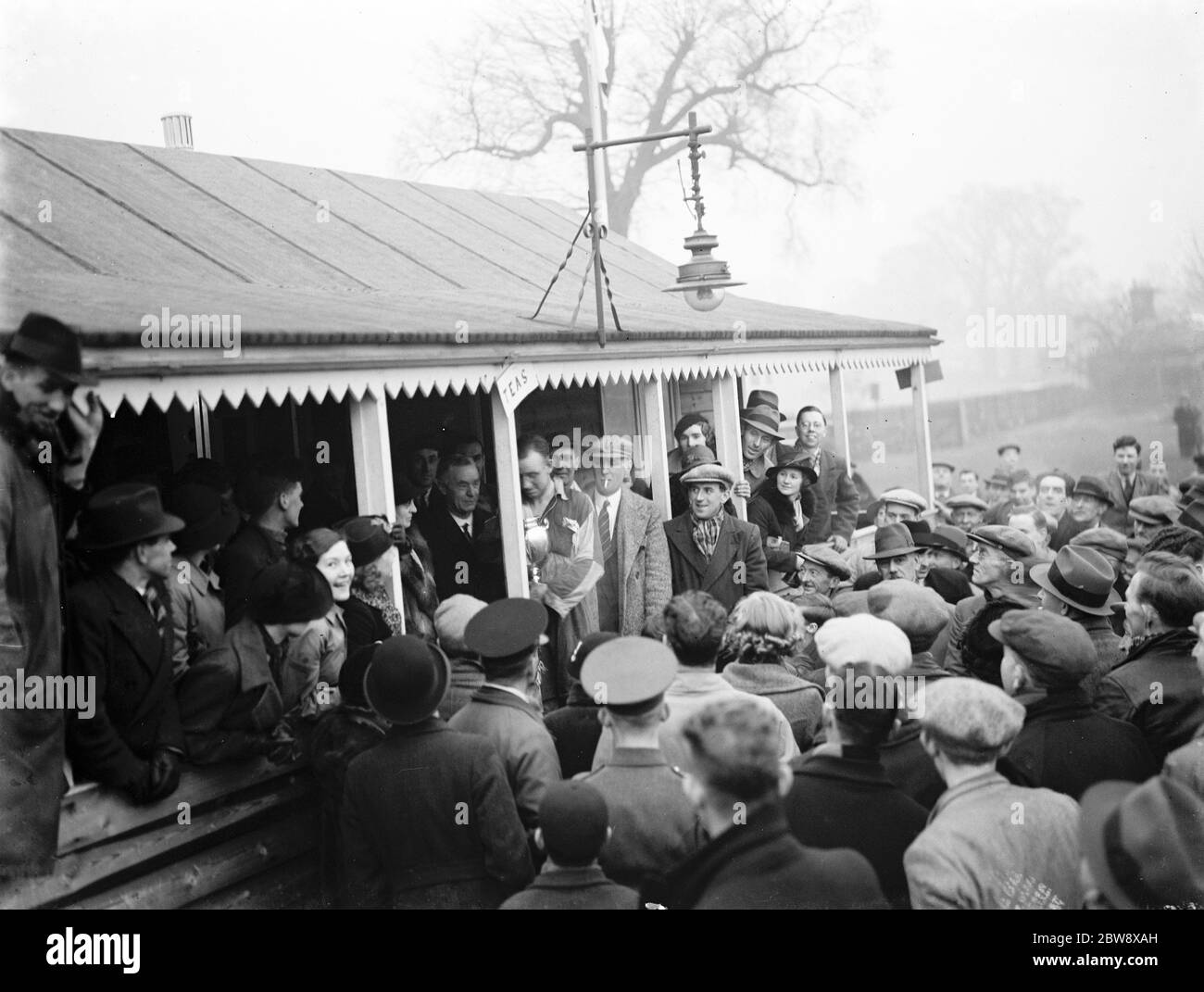Chislehurst O B gegen Brent ob Fußballverein . Im Pavillon. 1937 Stockfoto