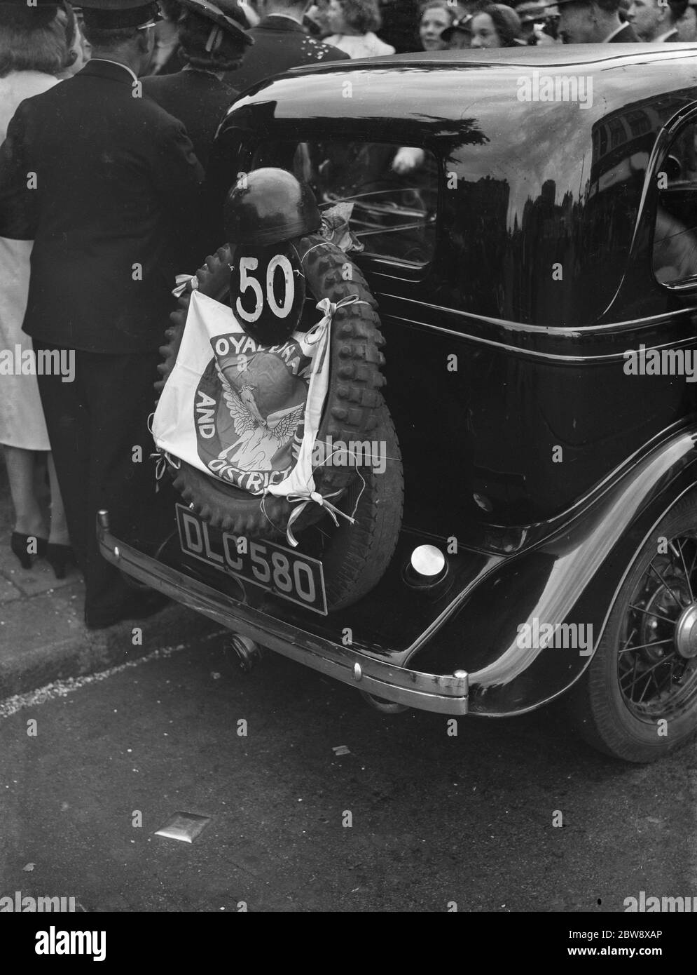 Die Hochzeit von Motorradfahrer J Walby und M G Edwards. Hochzeitszug von Autos und Motorräder. 1938 Stockfoto