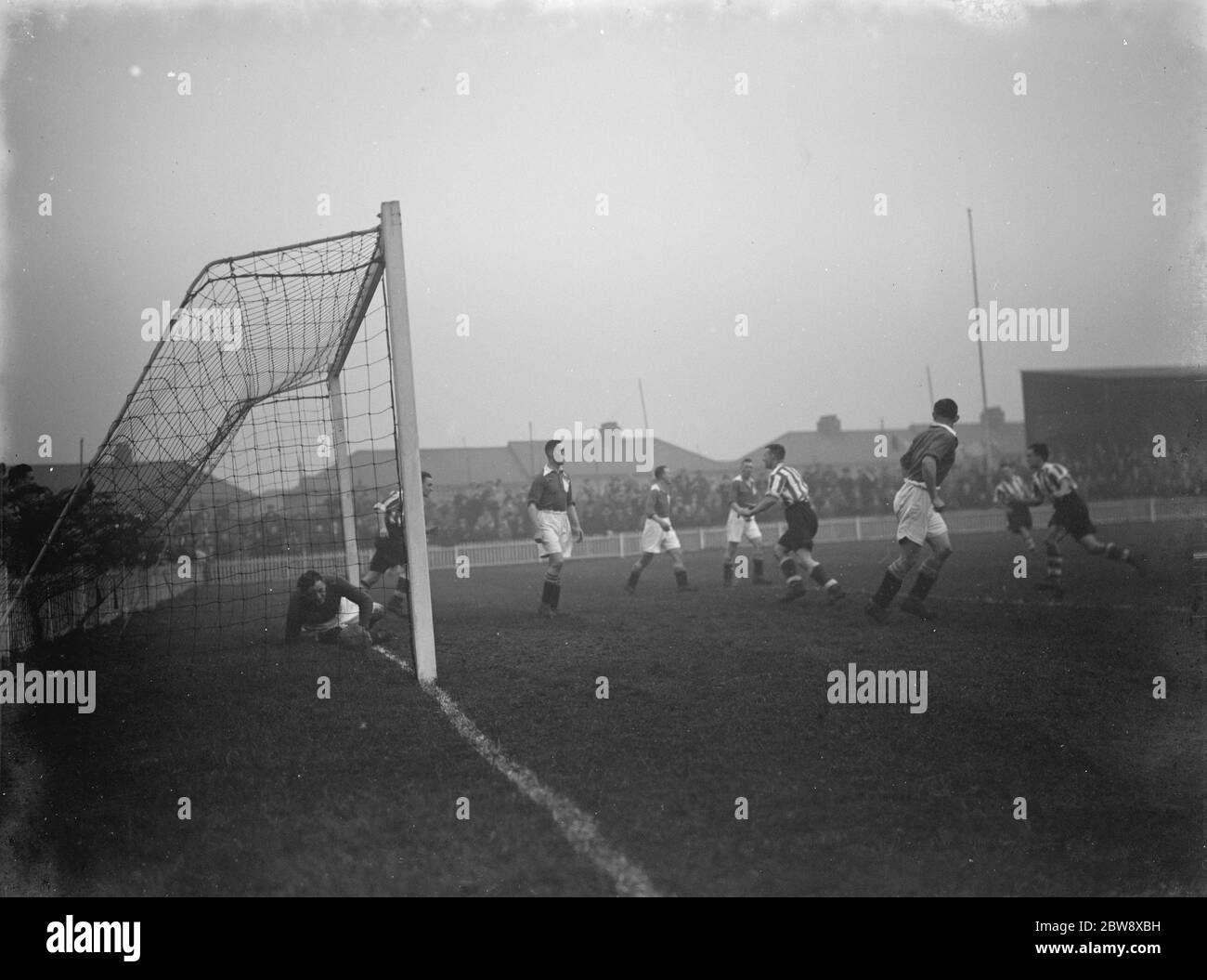 Dartford vs. Peterborough United - FA Cup - Jimmie Meads erzielt Dartfords drittes Tor. - 28/11/36 Aktion im Kasten . 1936 Stockfoto