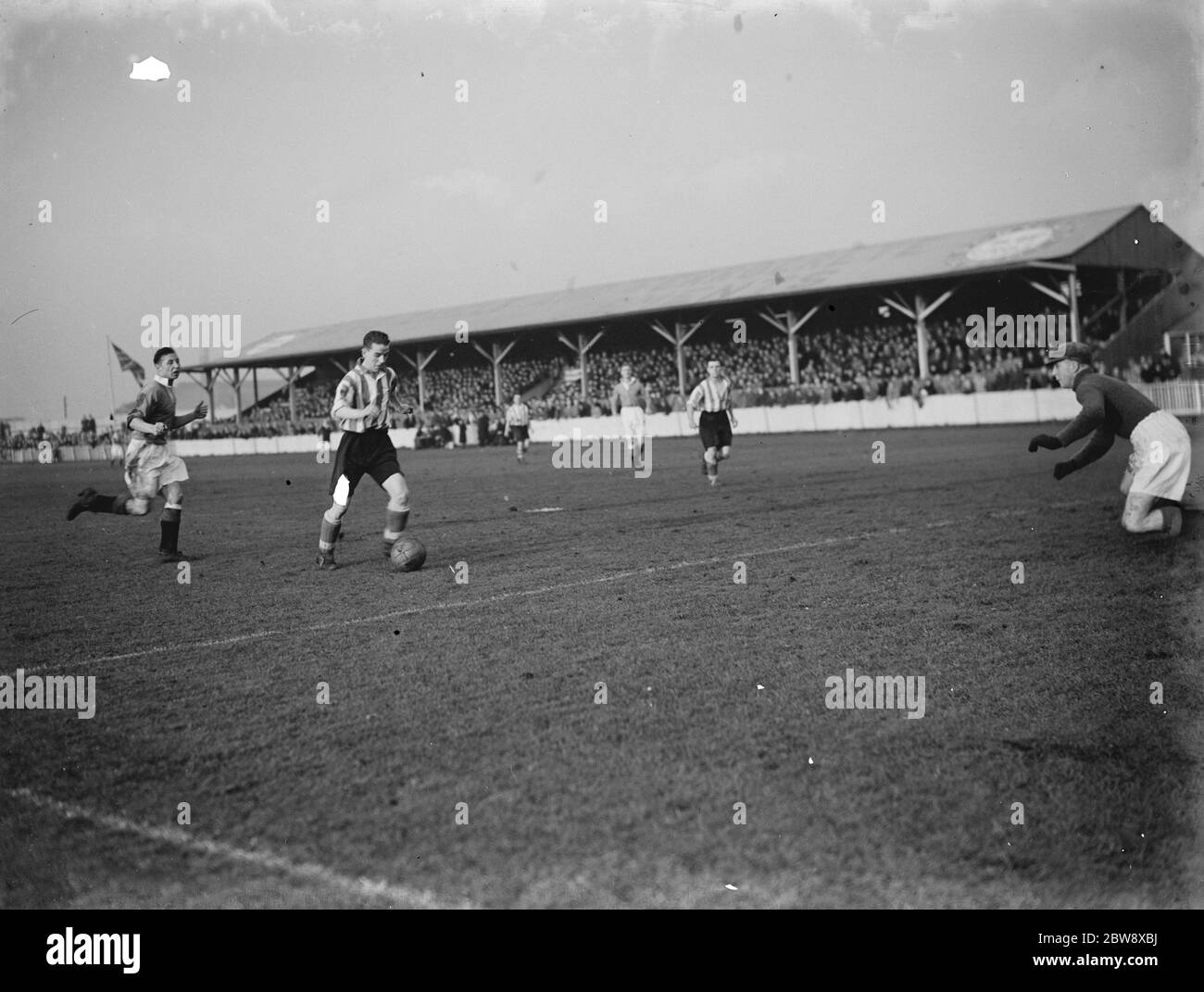 Northfleet United vs. Dartford - FA Cup - Mulraney erzielt sein zweites von drei Toren für Dartford - 14/11/36 Torhüter-Aktion . 1936 Stockfoto