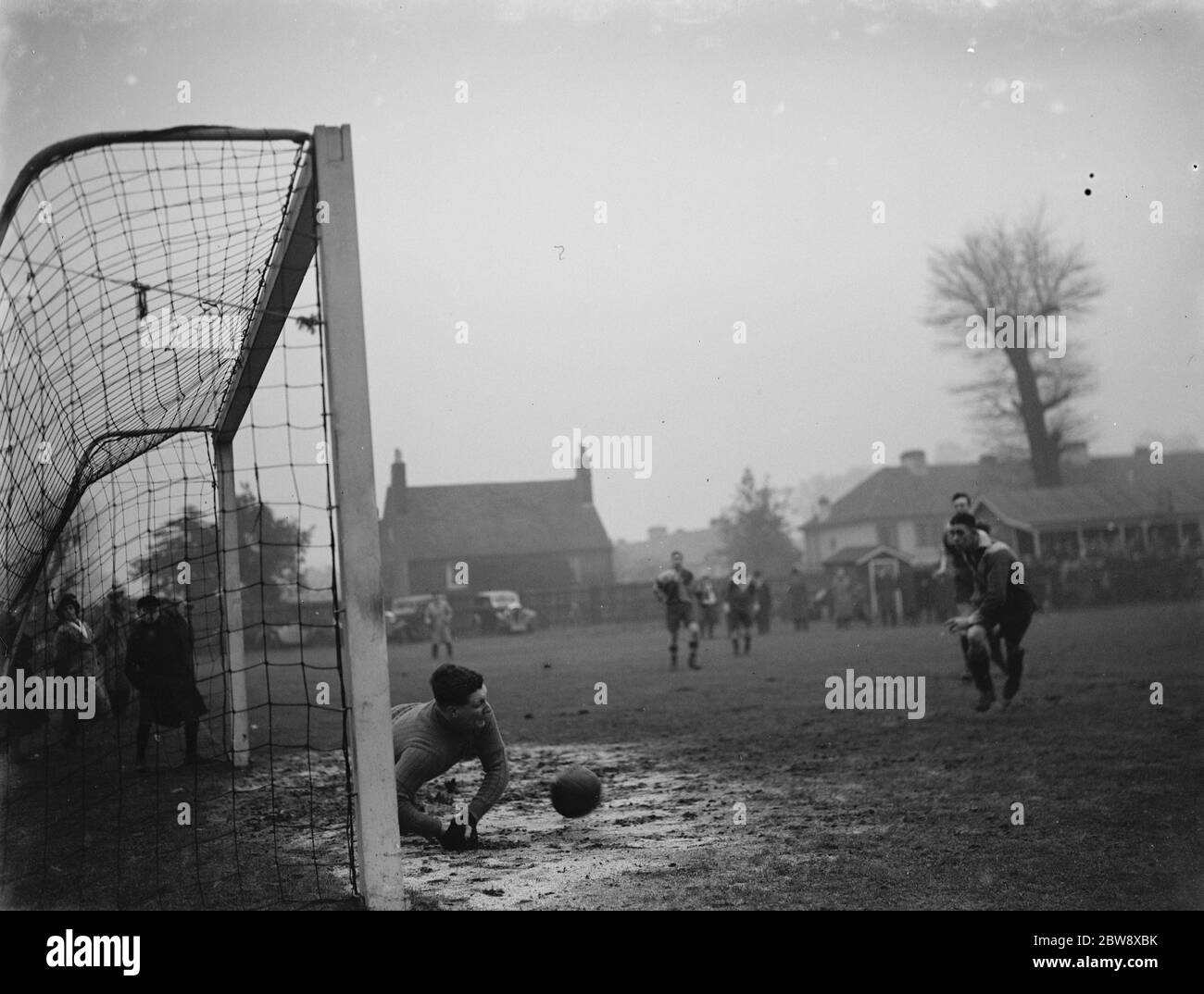 Chislehurst O B gegen Brent ob Fußballverein . Ziel Mund Aktion . 1937 Stockfoto