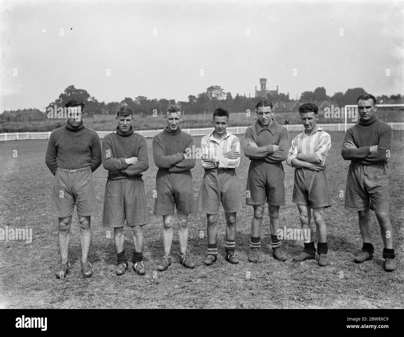 Dartfords neue Spieler - von links nach rechts/ Jack Calder, Leslie Kiddy, James Foley, Bob Gardiner, Dunham, Jimmy McPherson, W. Ridley - 15/08/36 Fußballer in Dartford . 1936 Stockfoto