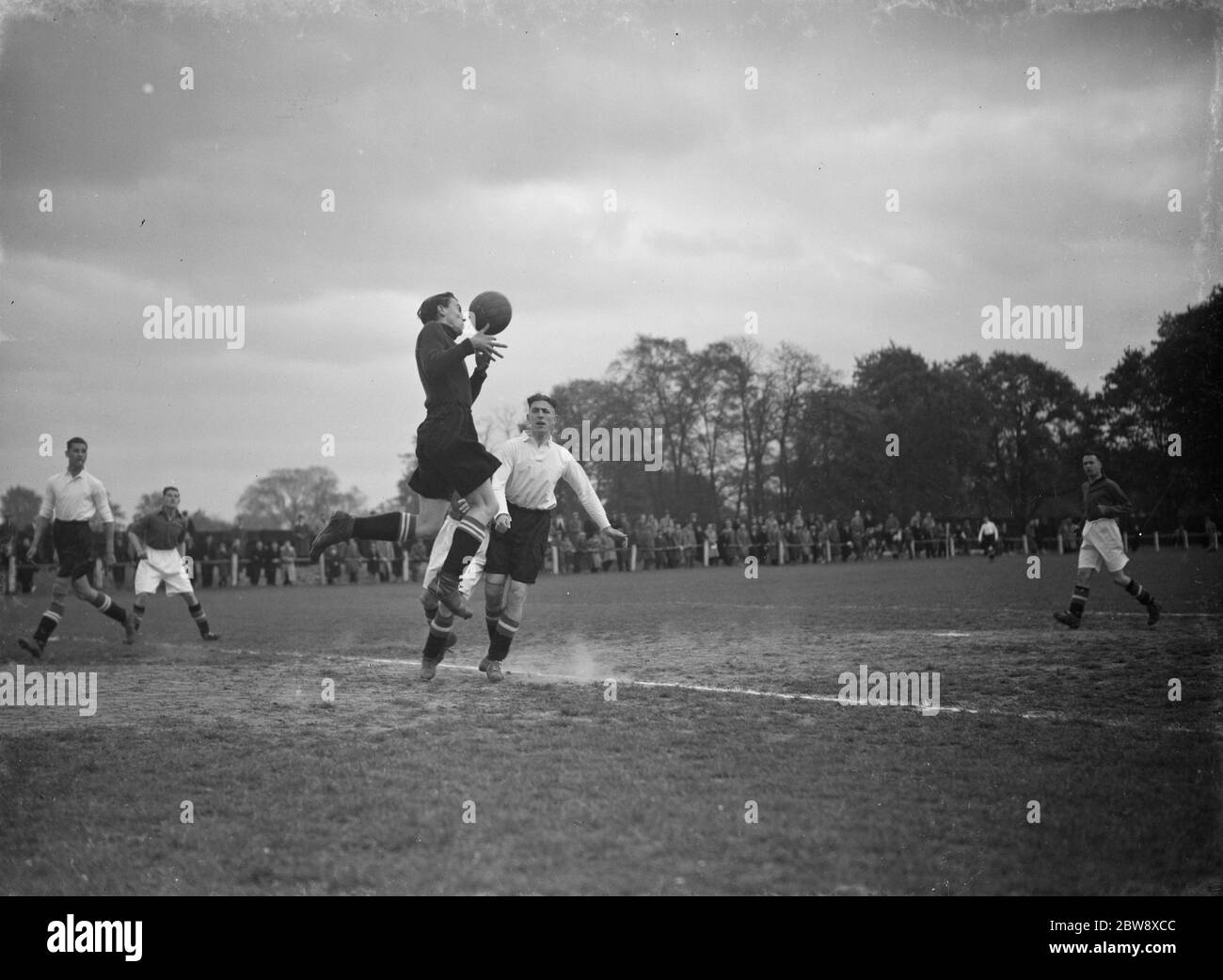 Bexleyheath & Welling vs. Charlton Athletic Reserves - Friendly - 30/04/38 der Torwart holt den Ball aus der Luft ab. 1938 Stockfoto