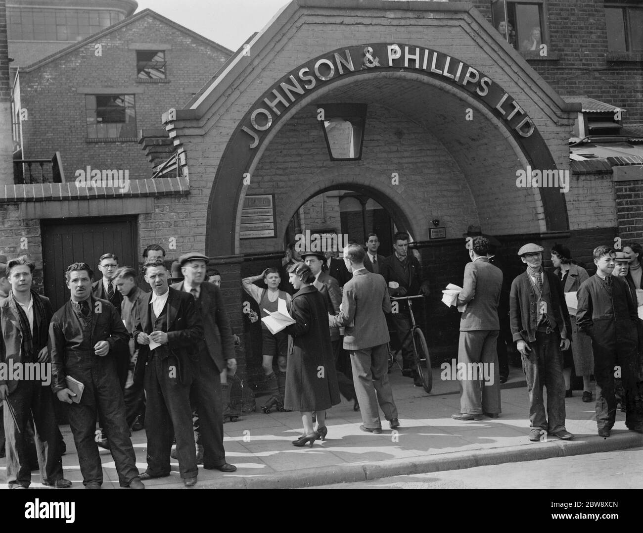 Streikende vor der Fabrik Johnson and Phillips Ltd in Kent. 1939 Stockfoto