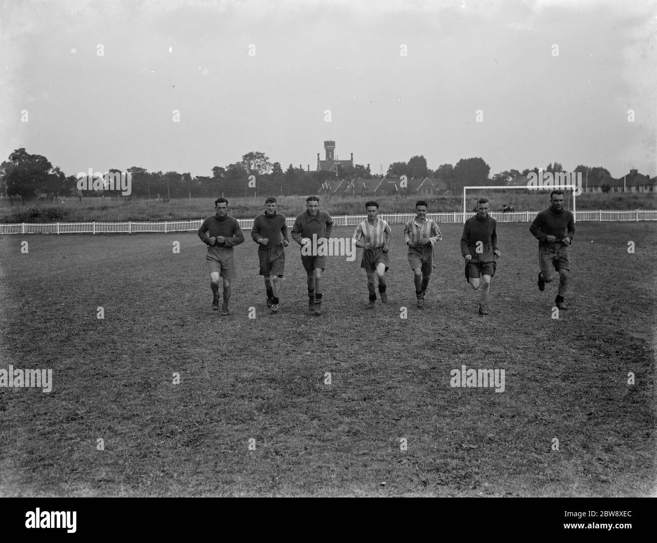 Dartford's neue Spieler - - 15/08/36 Fußballer in Dartford . Spieler Aufwärmen . 1936 Stockfoto