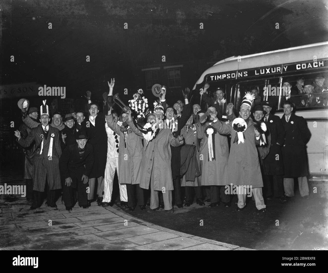 Dartford Anhänger - FA Cup - Dartfords Anhänger verlassen um Mitternacht, um nach Shildon zu reisen für ihre FA Cup-Krawatte - 12/12/36 Charabanc Party Klettern an Bord ihrer Timpson Luxusbus zu gehen und zu unterstützen Dartford Fußballverein . 1936 Stockfoto