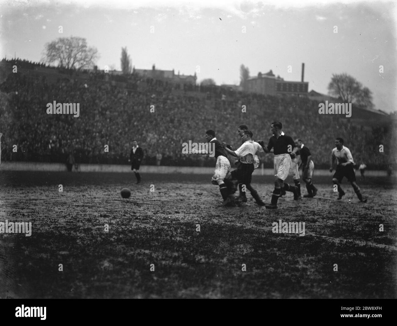 Preston North End Football Club spielen vor einem gepackten Stand. Ziel Mund Aktion . 1937 Stockfoto