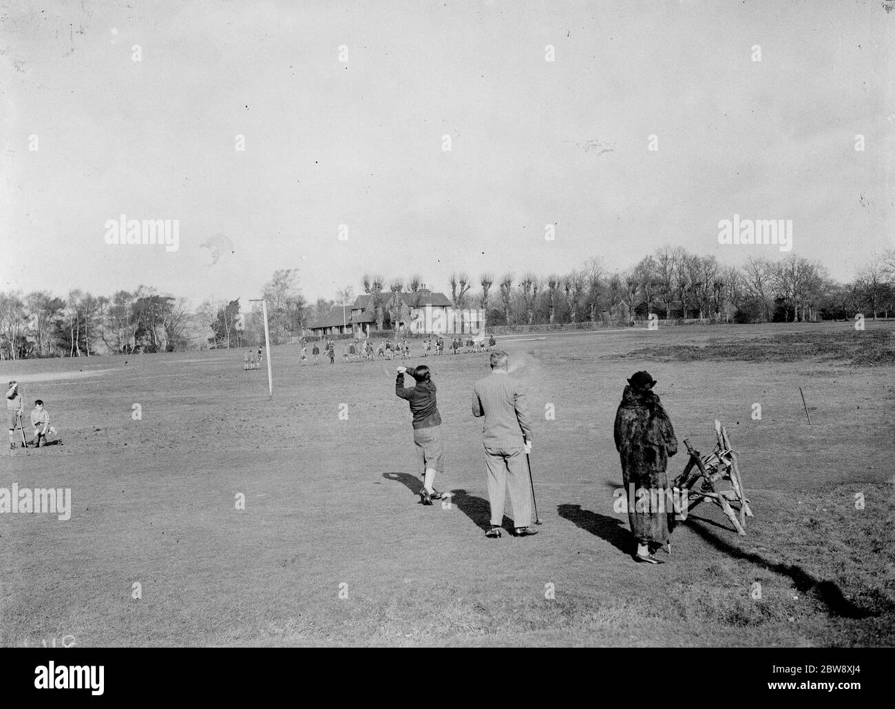 Eine Dame spielt einen Schuss auf dem Golfplatz Tandridge. 1938 Stockfoto