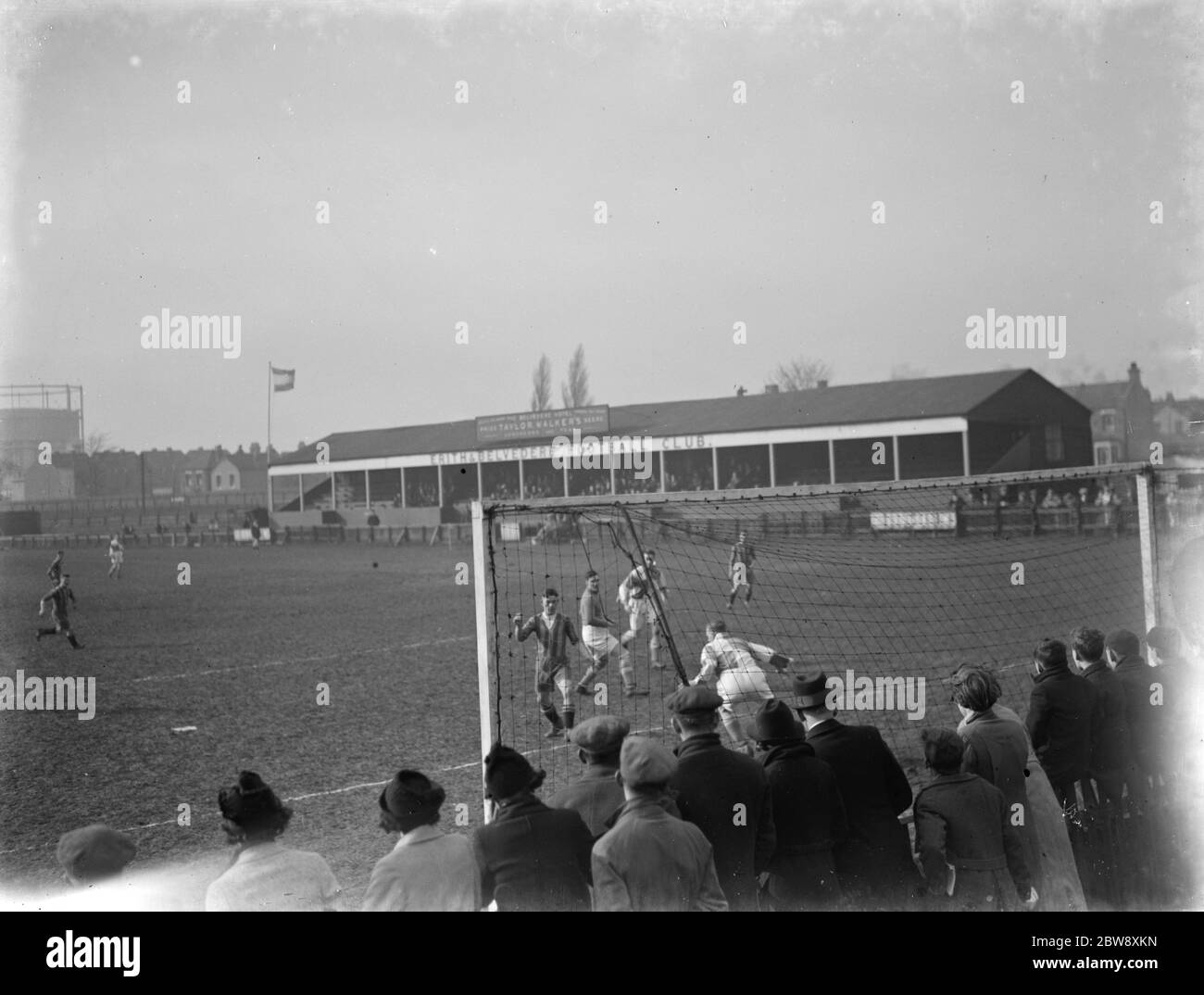Fußballspiel : Erith und Belvedere gegen Cray Wanderers . Ziel Mund Aktion . 1937 Stockfoto