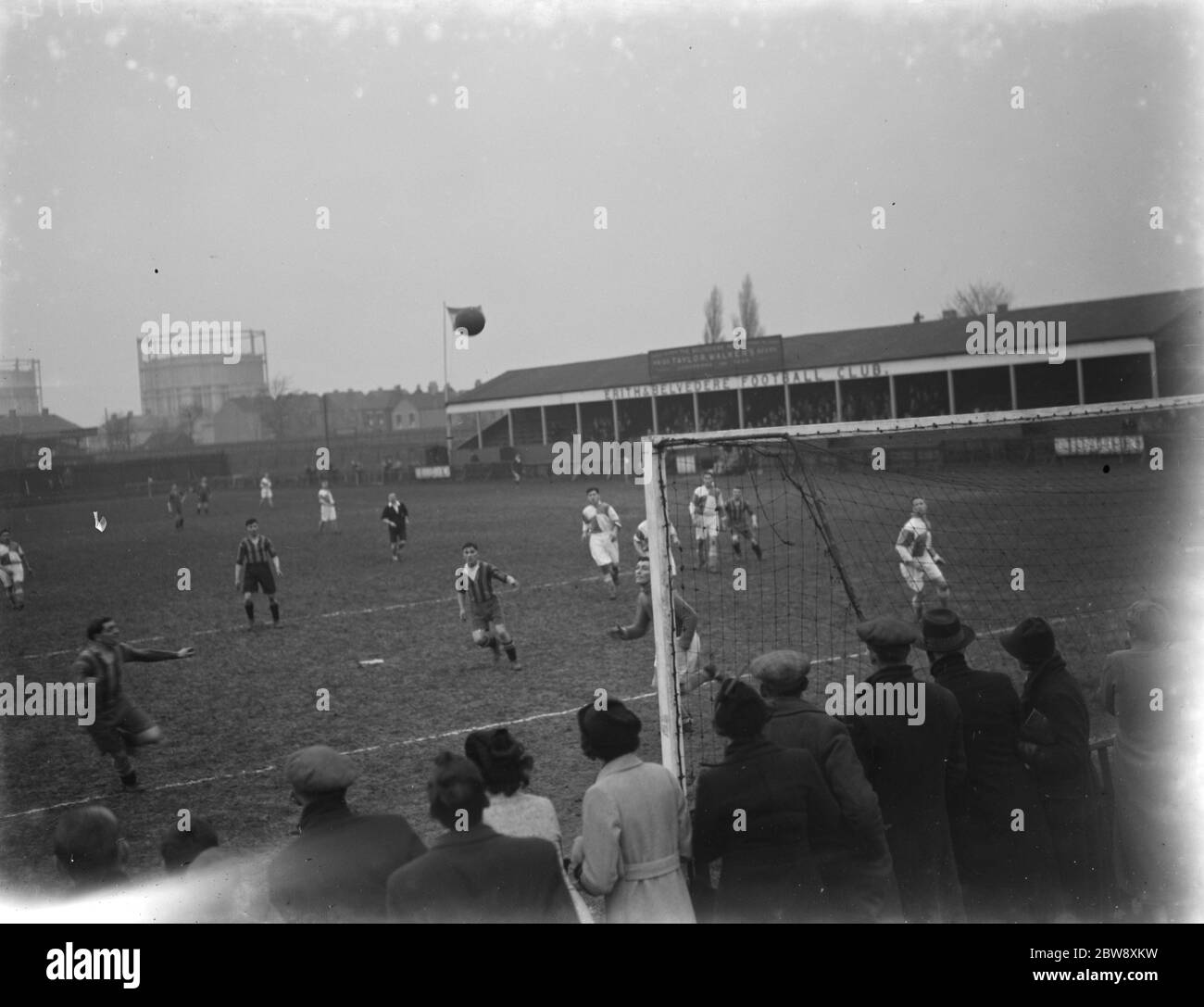 Fußballspiel : Erith und Belvedere gegen Cray Wanderers . Ziel Mund Aktion . Der Ball geht über. 1937 Stockfoto