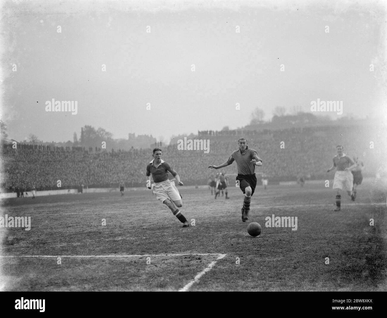Fußballspiel zwischen Charlton und Wolverhampton. Ziel Mund Aktion . 1937 Stockfoto