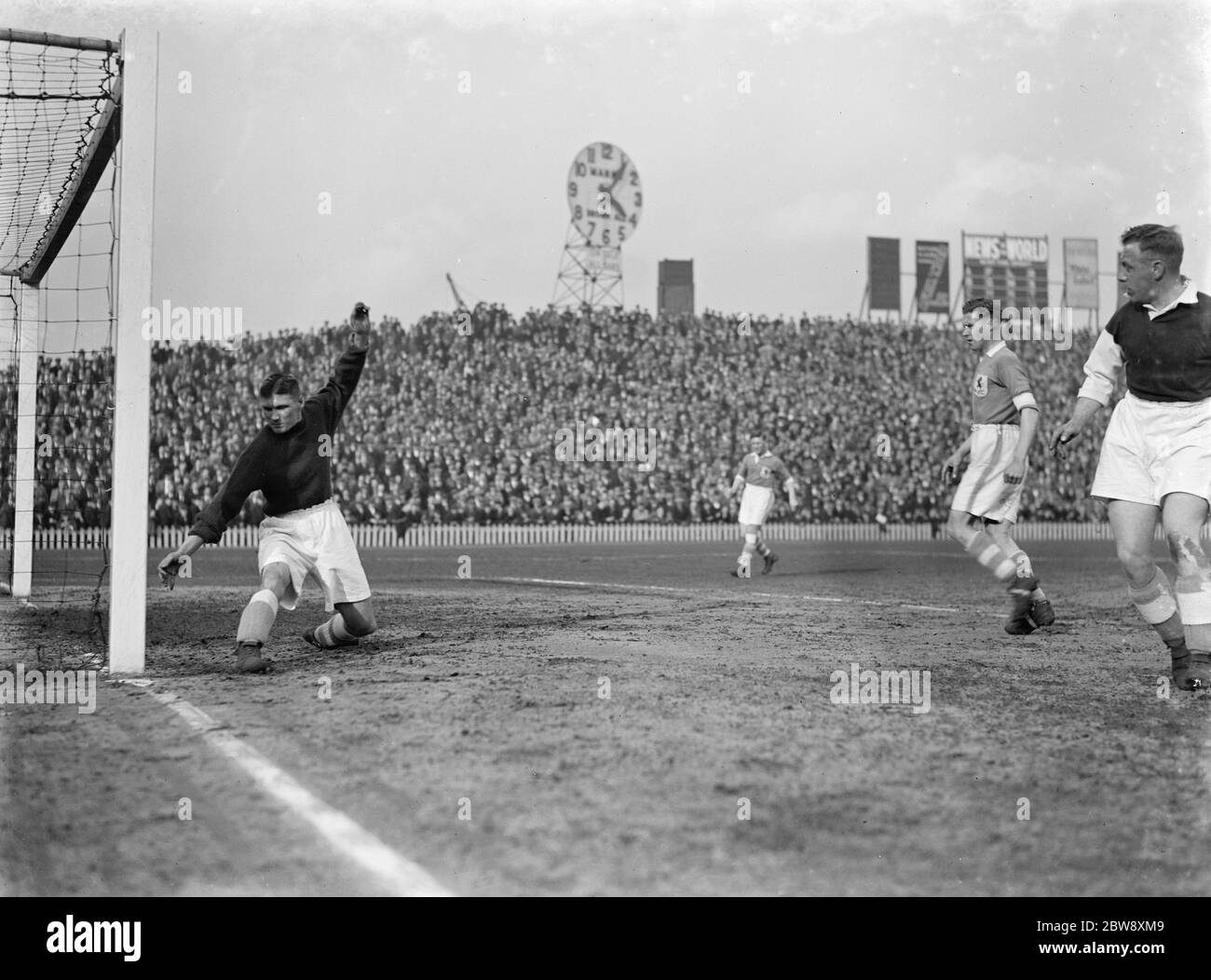 Fußballspiel zwischen Millwall und Wolverhampton. Ziel Mund Aktion . 1937 Stockfoto