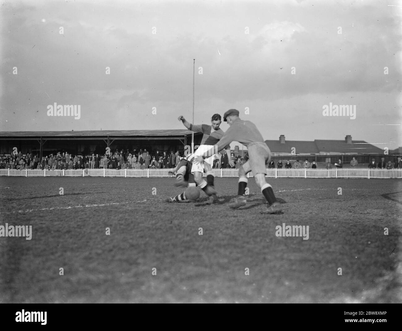 Fußballspiel zwischen Dartford und Tunbridge Wells Rangers. Ziel Mund Aktion . 1937 Stockfoto