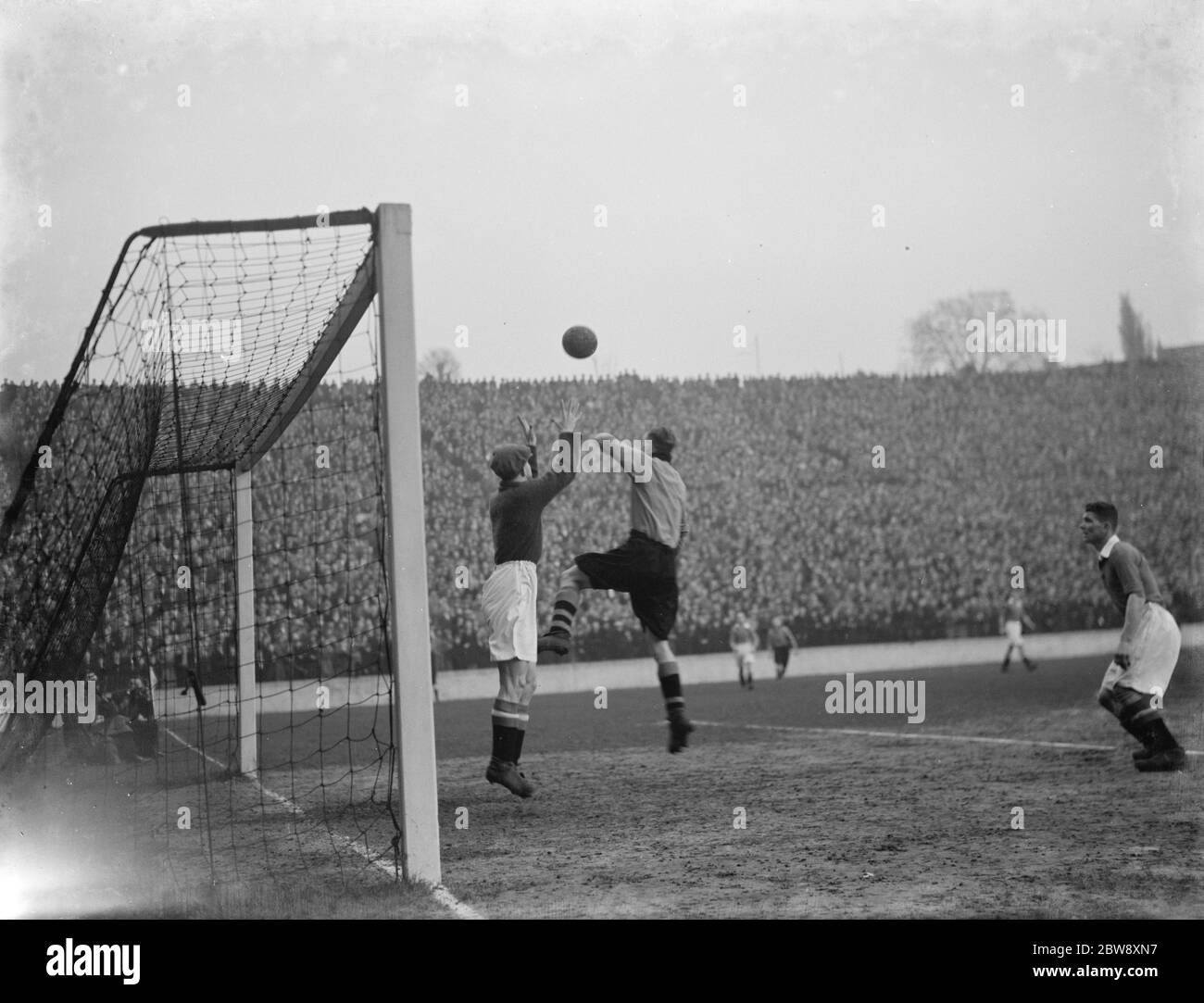 Fußballspiel zwischen Charlton und Wolverhampton. Ziel Mund Aktion . 1937 Stockfoto