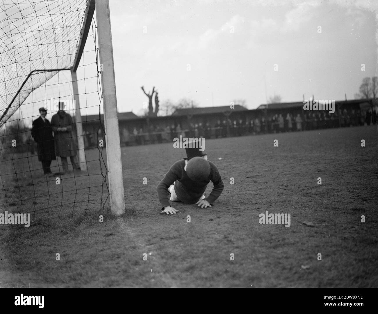 Der Woolwich Metropolitan Police Football Club nehmen an einem neuen Fußballspiel Teil. 1939 Stockfoto