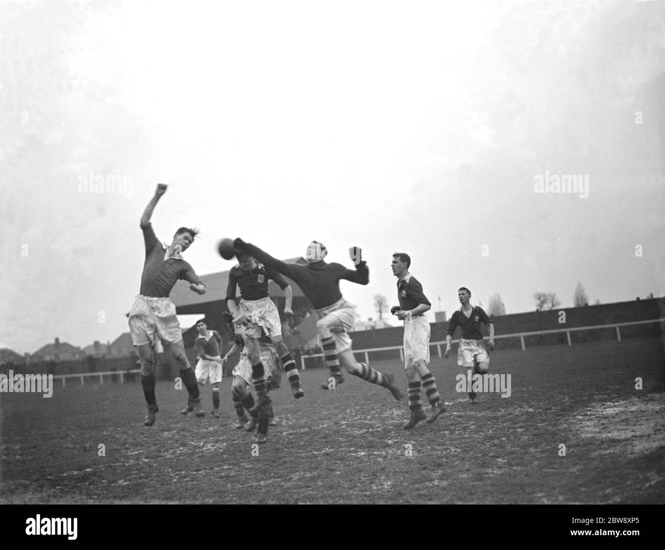 London Paper Mills vs. Northfleet United - Kent League - 25/02/39 Torwart schlägt den Ball weg . 1938 Stockfoto