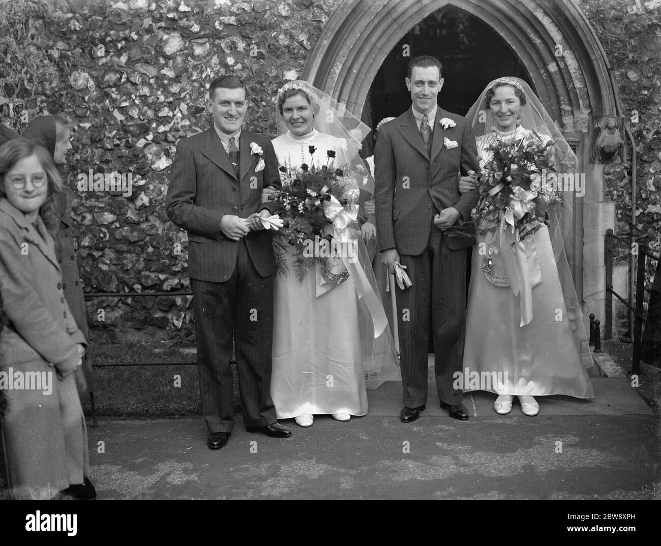 Eine Doppelhochzeit im St. Nicholas in Chislehurst, Kent. Herr F A Windel . Die Bräute und ihre Bräutigam. 1939 Stockfoto