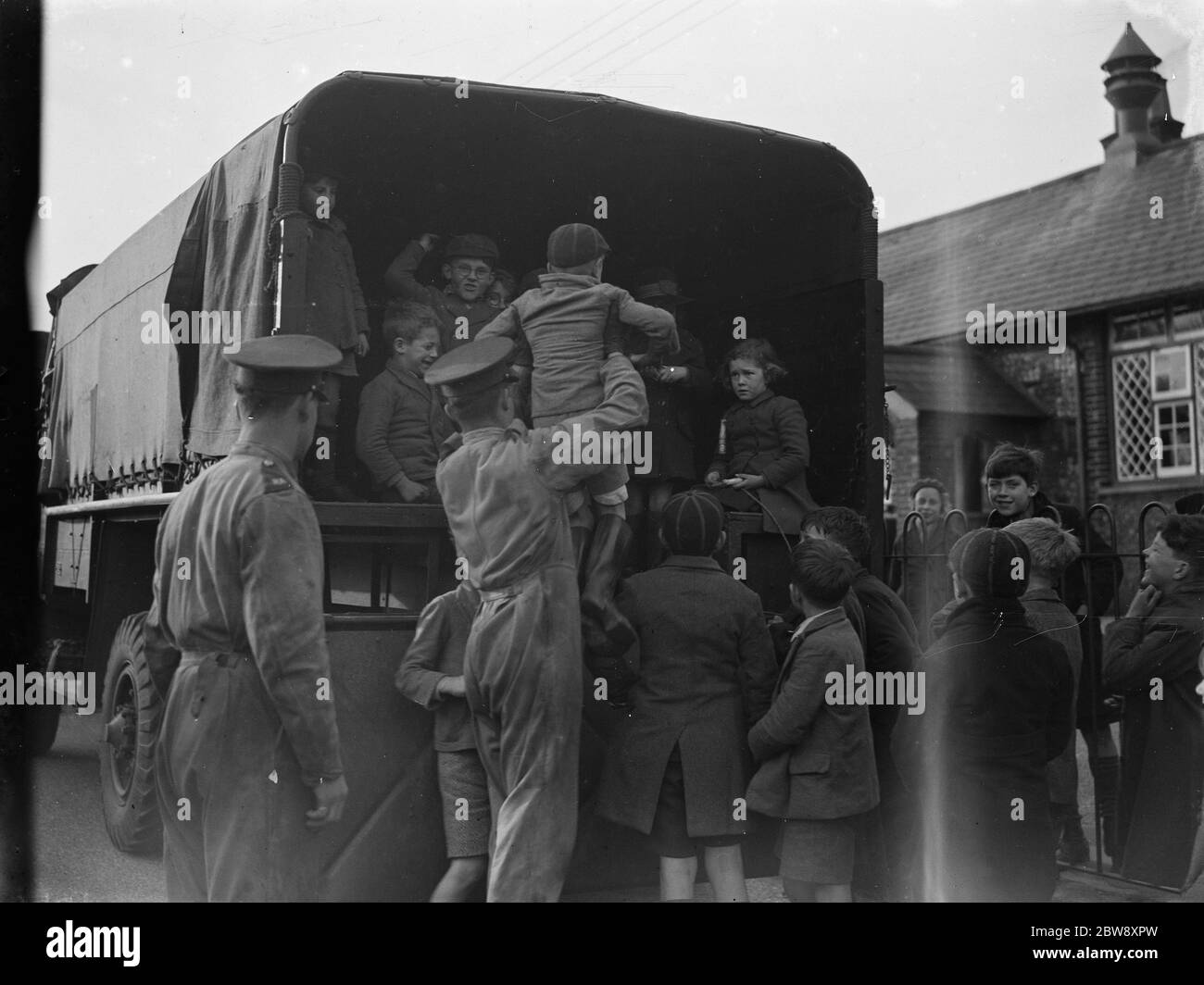 Kinder genießen eine Fahrt auf dem Rücken eines militärischen bedford LKW. 1939 Stockfoto