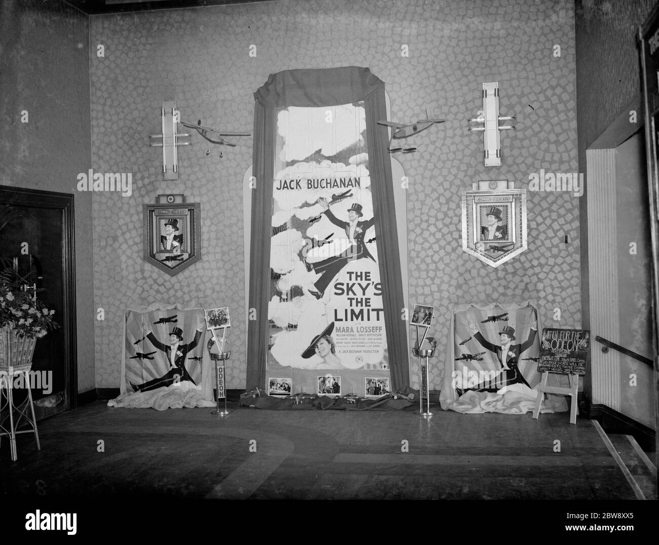 Ein Display, das den kommenden Jack Buchanan Film im Odeon Kino , Welling , Kent . 1938 . Stockfoto