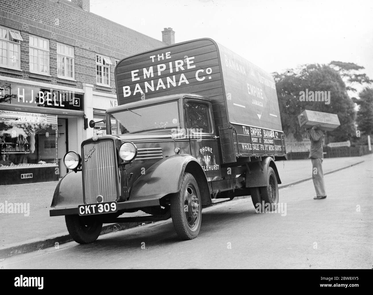 Ein Bedford LKW der Empire Banana Company, der Großhandel Obst Händler mit Sitz in Chislehurst, Kent. Der LKW ist eine Lieferung an Hyde, der Gemüsehändler. 1936 . Stockfoto