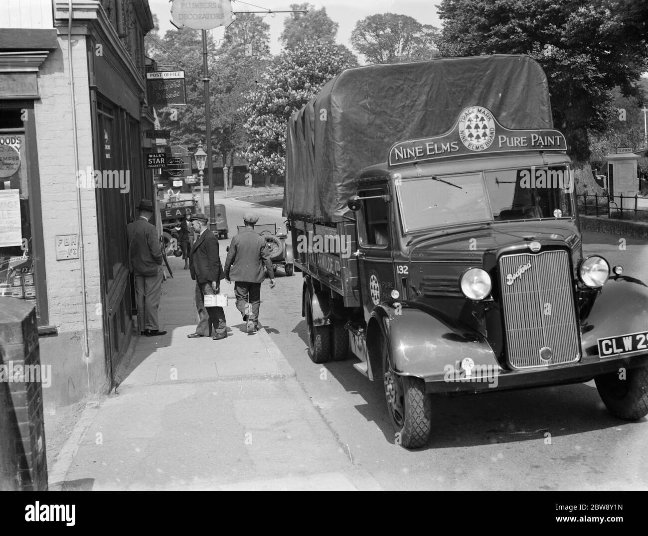 Ein Bedford LKW auf der Seite der Straße in Nine Elms, London geparkt. 1936 . Stockfoto