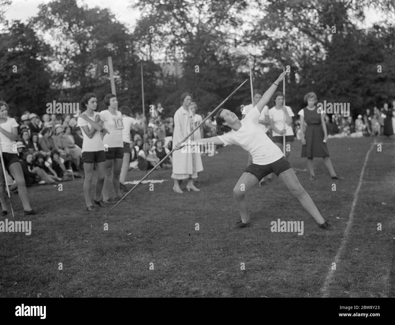 Schule Leichtathletik in Bromley County Mädchen Schule. Ein Mädchen wirft den Speer. 1936 Stockfoto