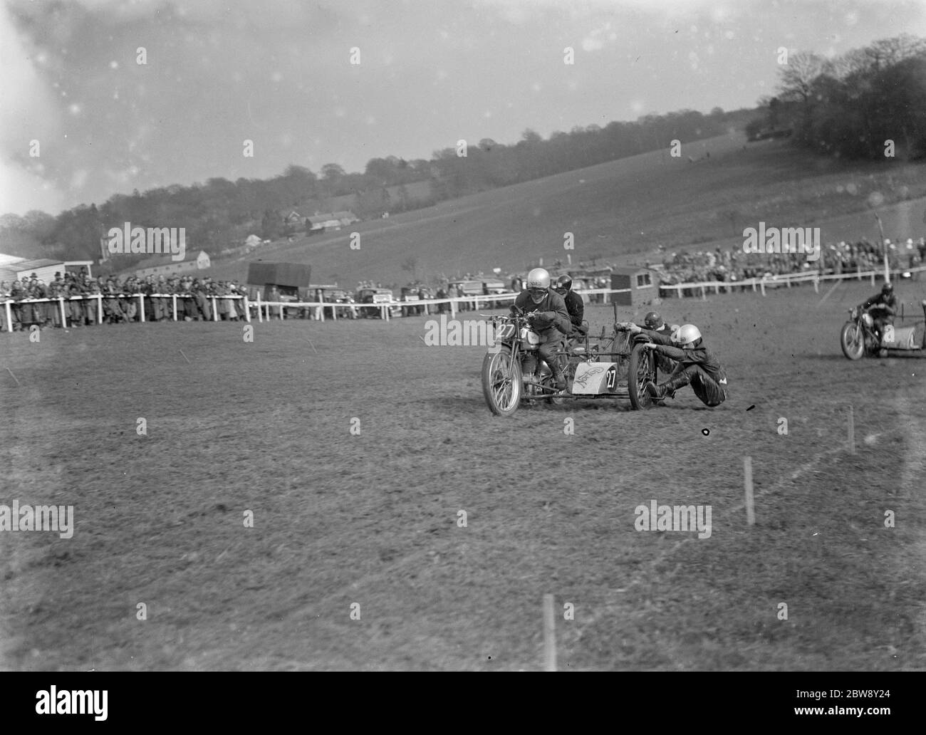 Motorrad-Rennen in Brands Hatch . Zwei der seitlichen Autoreifen stehen während des Rennens 1936 auf einer Kurve für die Position. Stockfoto
