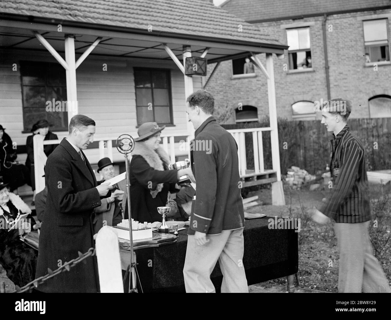 Eltham College Sport . Schüler erhalten ihre Tassen. 1936 Stockfoto