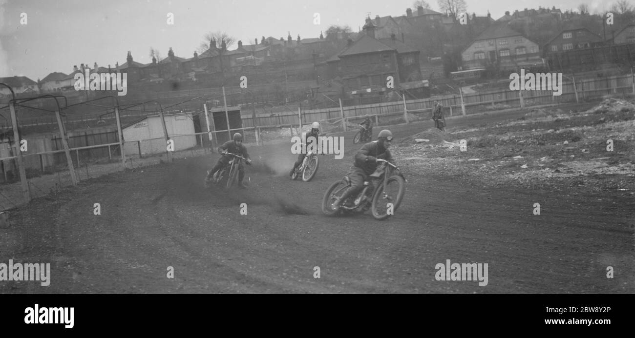 Speedway-Bikes nehmen die Kurve an der Crayford-Strecke. 1936 Stockfoto