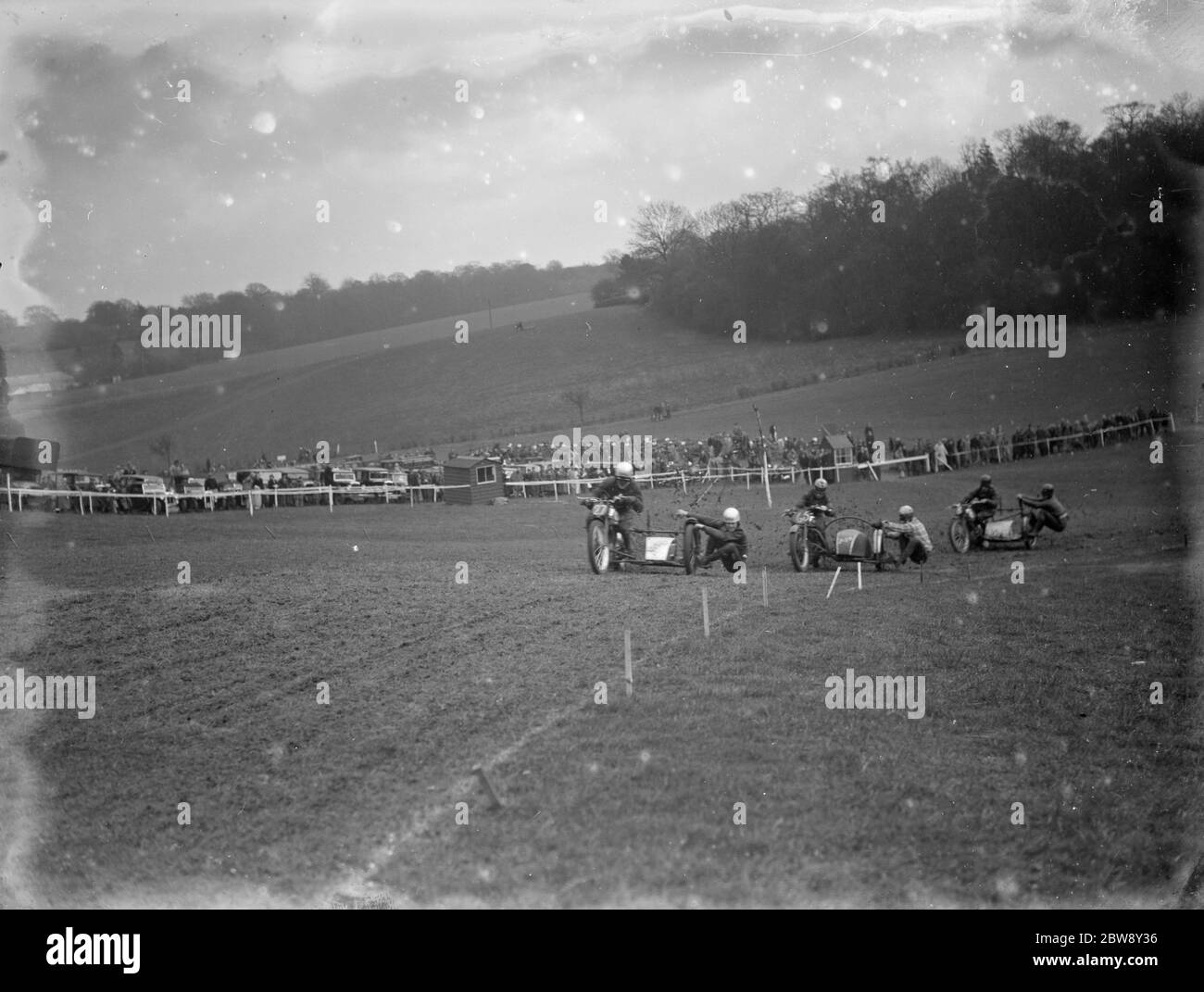 Motorrad-Rennen in Brands Hatch . Die Side Car Bikes nehmen eine Ecke während des Rennens 1936 . Stockfoto