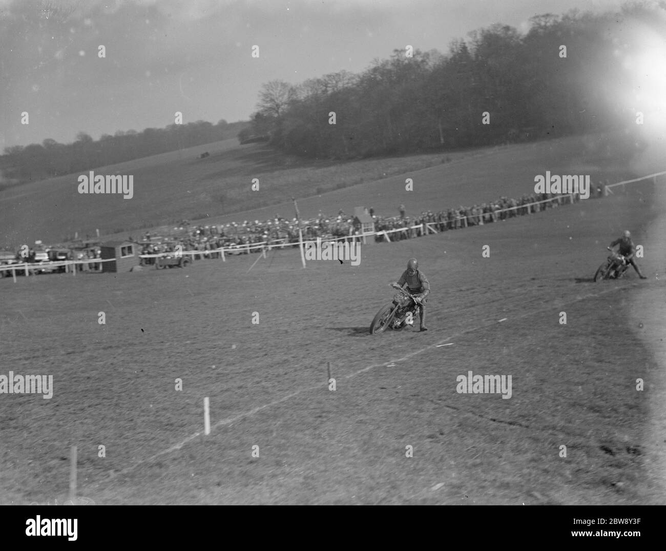 Motorrad-Rennen in Brands Hatch . Scramblers nehmen die Kurve . 1936 . Stockfoto
