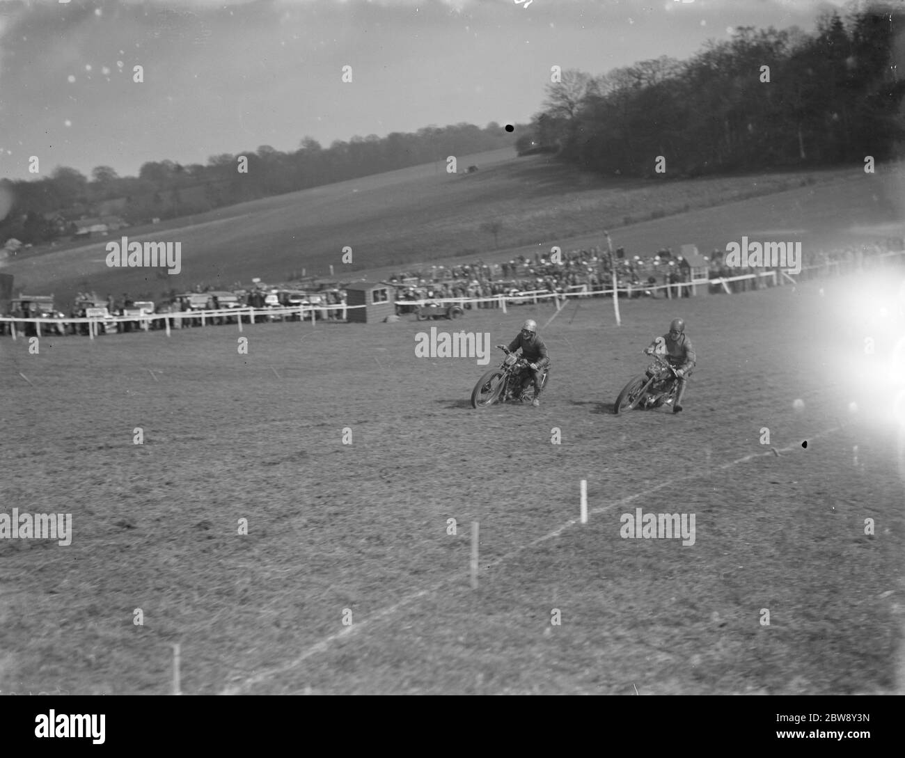 Motorrad-Rennen in Brands Hatch . Scramblers nehmen die Kurve . 1936 . Stockfoto