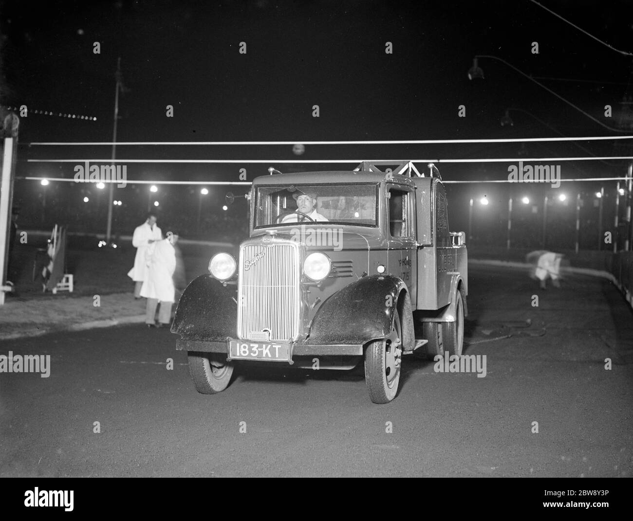Ein ford bedford zieht den Rechen um die Newcross Speedway Strecke. 1936 Stockfoto