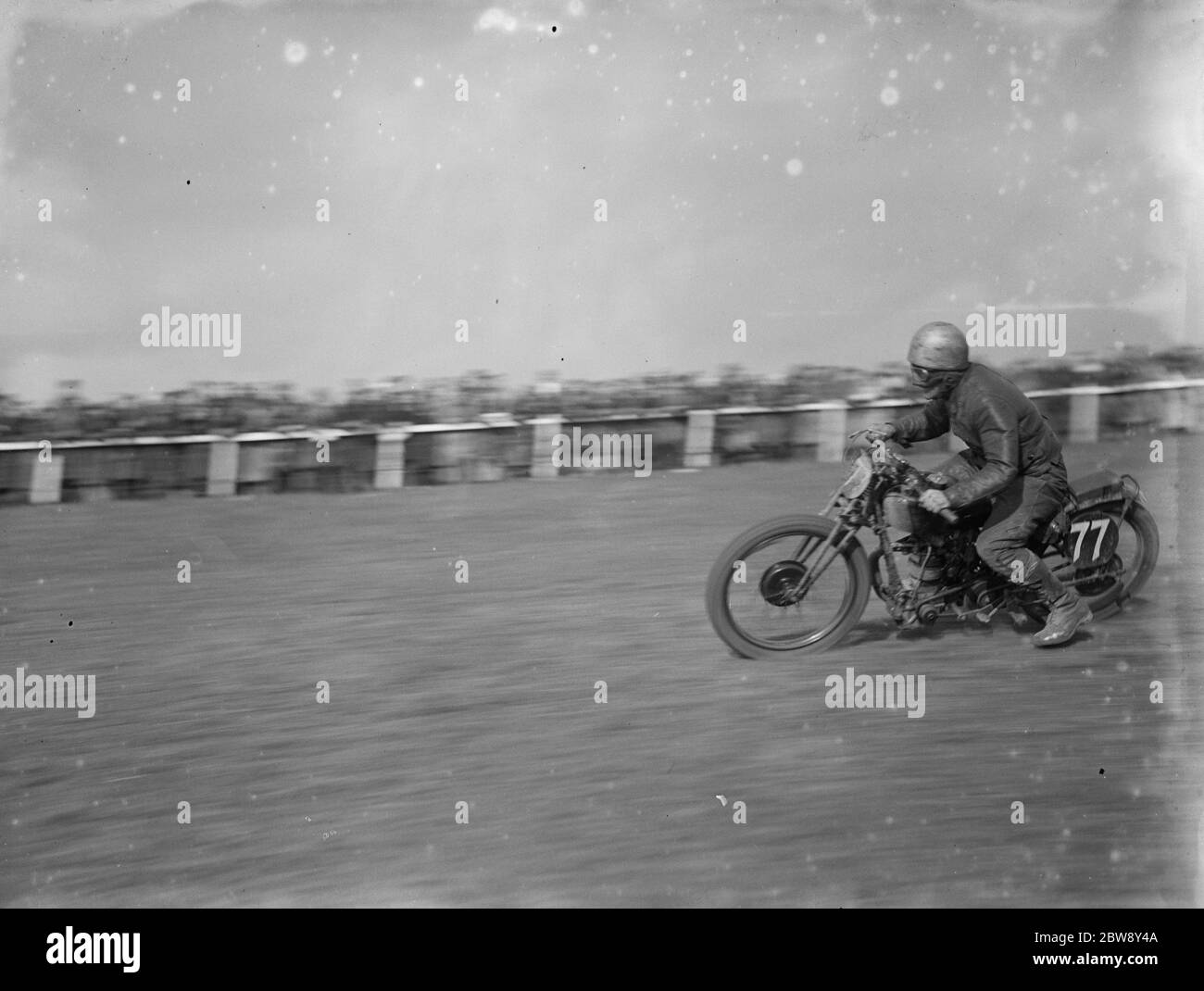 Motorrad-Rennen in Brands Hatch . Ein Scramblers nimmt die Kurve. 1936 . Stockfoto