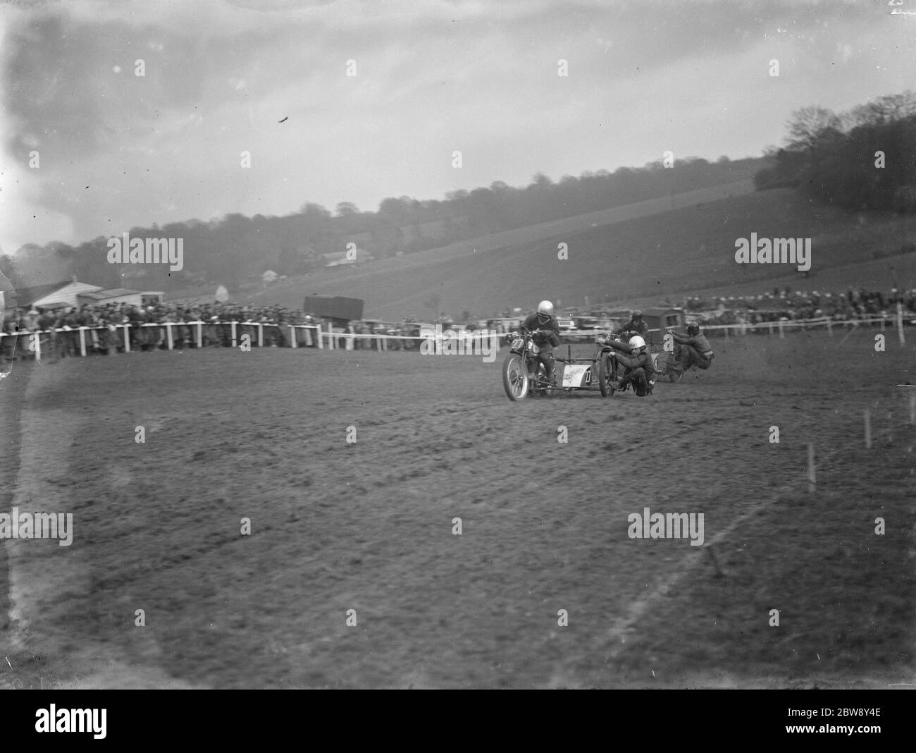 Motorrad-Rennen in Brands Hatch EIN Side-Car-Bike nimmt eine Ecke während des Rennens 1936. Stockfoto