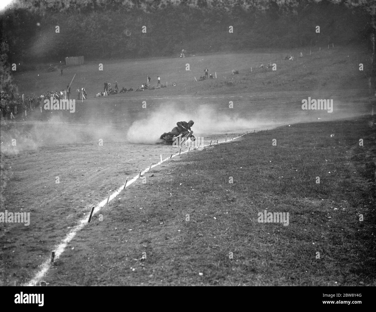 Ein Motorrad fährt in einem der Rennen bei Brands Hatch aus. 1938 . Stockfoto