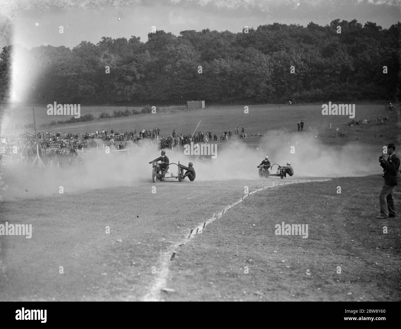 Motorrad-Rennen in Brands Hatch . Zwei der seitlichen Autoreifen stehen während des Rennens 1938 auf einer Kurve für die Position. Stockfoto