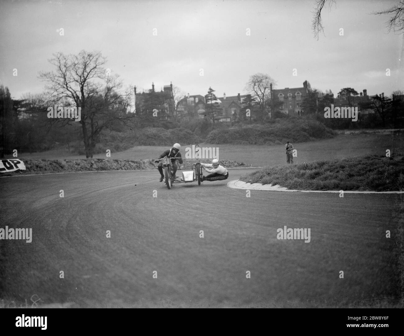 Ein H Horton und sein Partner nehmen die Kurve auf dem Weg zu ihrem Sieg. 1938 Stockfoto