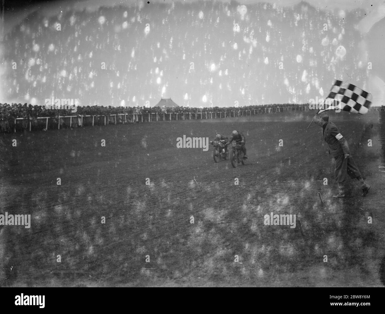 Motorrad-Rennen in Brands Hatch . Zwei Scramblers konkurrieren um die Ziellinie. 1936 . Stockfoto