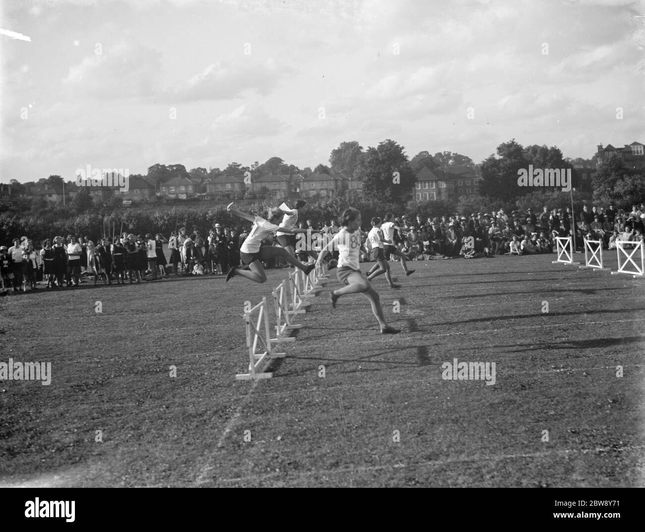 Schule Leichtathletik in Bromley County Mädchen Schule. Die Hürden Rennen . 1936 Stockfoto