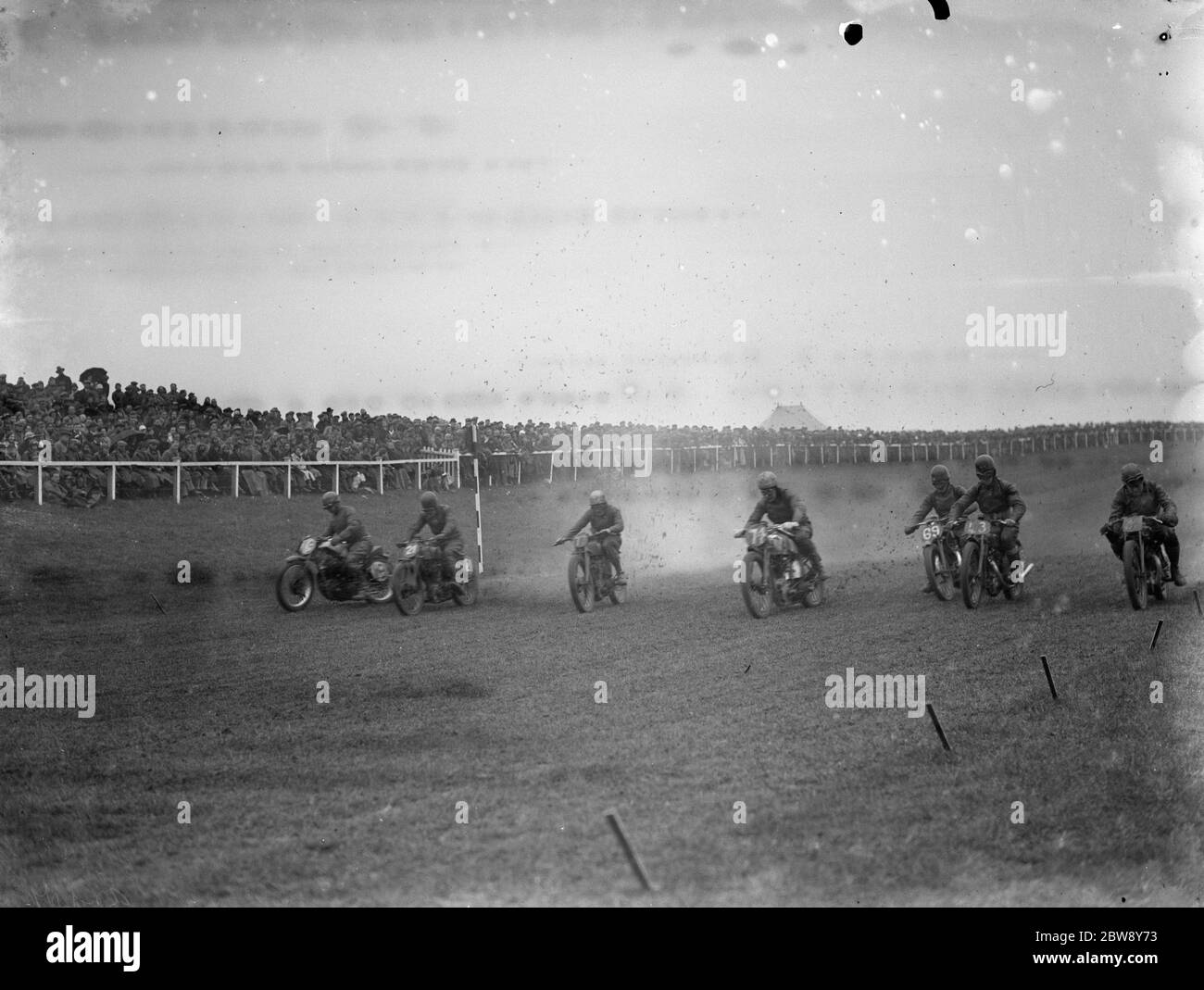 Motorrad-Rennen in Brands Hatch . Der Start eines der Scrambler-Rennen. 1936 . Stockfoto