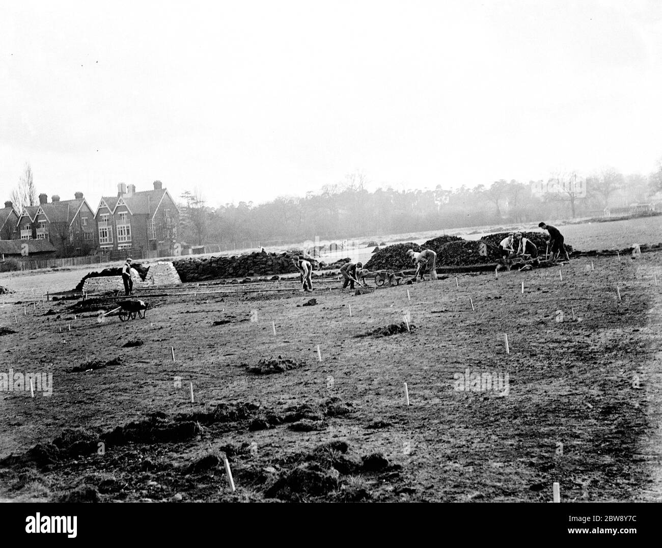 Arbeiter ebnen den Boden, um Tennisplätze in Chislehurst zu bauen. 1936 Stockfoto